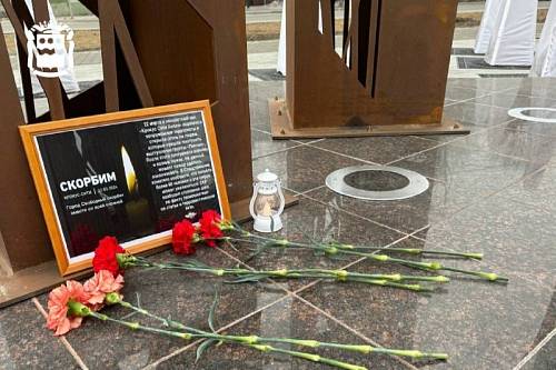 Амурчане несут цветы к мемориалам, посвященным памяти погибших в Подмосковье