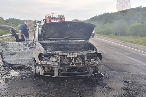 В Приамурье загорелся автомобиль, в котором находились люди