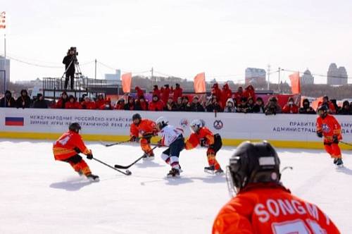Амурчане обыграли в хоккей китайцев на льду пограничной реки