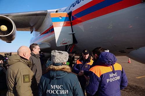 Василий Орлов встретил в аэропорту спасателей из Новокузнецка
