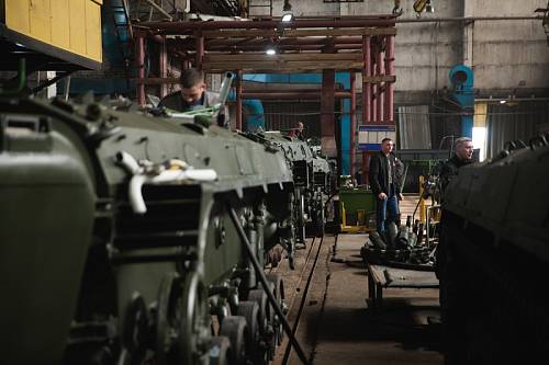 Слесари и сварщики начнут работу в Приамурье на бронетанковом заводе