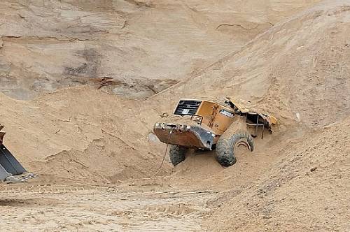 В Амурской области под обвалом песка в карьере погиб рабочий