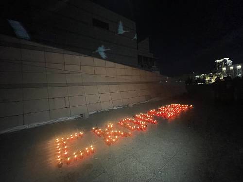 Скорбим: благовещенцы зажгли свечи в память о жертвах теракта в «Крокус Сити Холле»