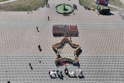 Активисты Белогорска выстроили «Звезду Героя»