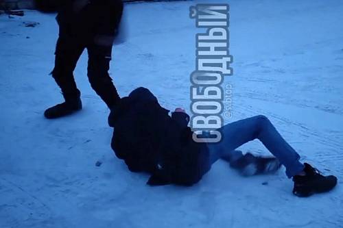 «Слово пацана»: в Приамурье обсуждают видео с прилюдным избиением двух подростков