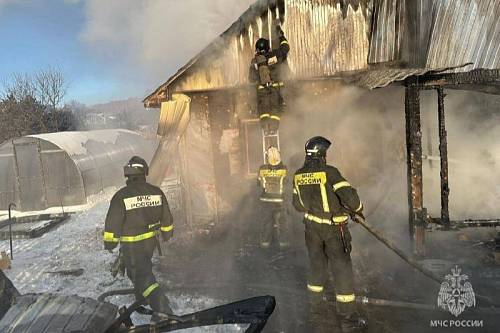В Благовещенске в районе пятой стройки загорелся жилой дом