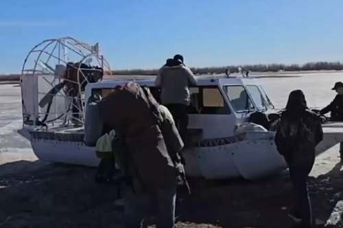 Федеральная Авиалесоохрана перебрасывает парашютистов и десантников в Приамурье