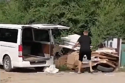 В Благовещенске на видео вновь попал случай захламления контейнерной площадки