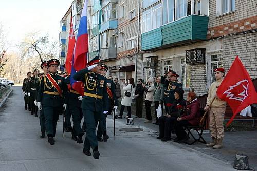 Военные Восточного военного округа поздравили ветеранов с Днем Победы