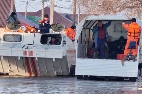 Более 700 человек эвакуированы из затопленного микрорайона в Орске