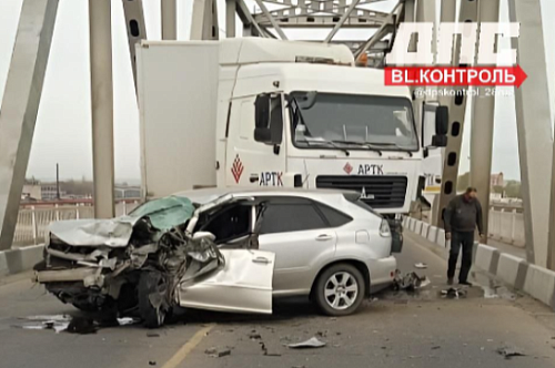 В Благовещенске в ДТП, парализовавшем мост через Зею, пострадал водитель