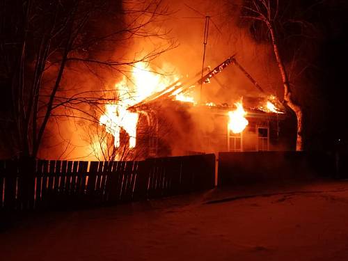 Семья с детьми пострадала в ночном пожаре в Приамурье