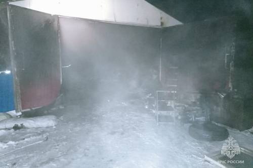 В Завитинске ночью горел гараж с двумя машинами