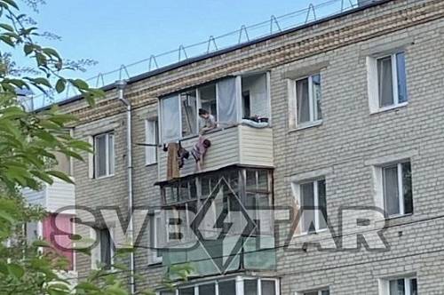 В Приамурье женщина держала ребенка за руку, спустив с балкона на пятом этаже