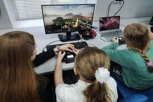 В Белогорске школьницы поучаствовали турнире по дрон-рейсингу