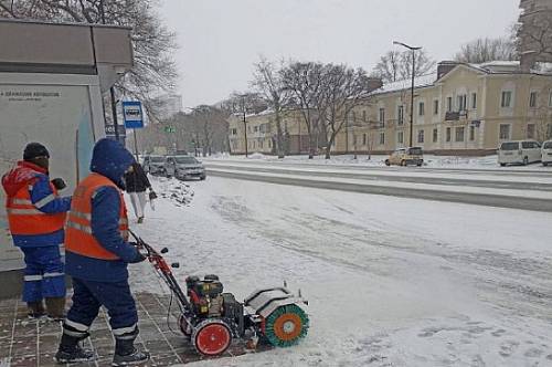 В Благовещенске дороги чистят от снега 