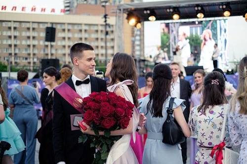 Василий Орлов поздравил амурских выпускников с окончанием школы