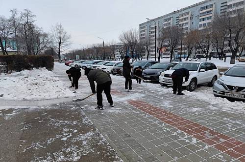 Студенты помогают очищать Благовещенск от снега