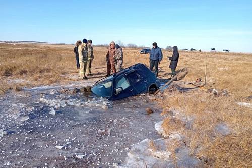 В Амурской области под лед провалился автомобиль