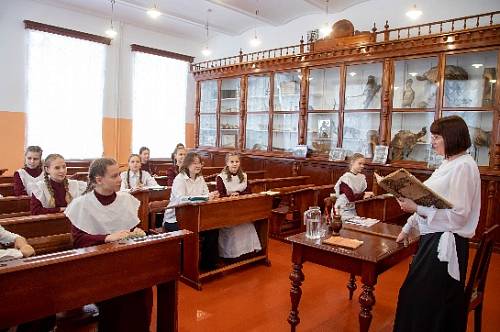 В Алексеевской гимназии Благовещенска открыли исторический кабинет