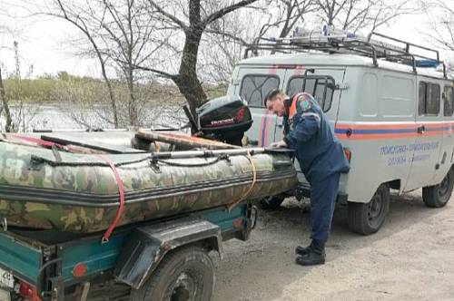 В Белогорске продолжат искать утонувший автомобиль, в котором остался мужчина