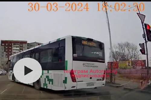 Два маршрутных автобуса один за другим нарушили ПДД в Благовещенске