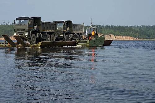 В Приамурье военные организовали паромную переправу на Зейском водохранилище
