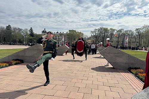 В Благовещенске на площади Победы почтили память героев Великой Отечественной войны