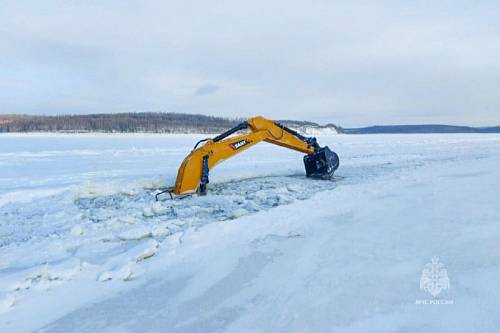 В Амурской области под лед провалился экскаватор вместе с водителем