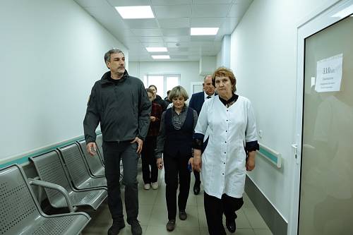 Василий Орлов осмотрел Бурейскую больницу, где идет капитальный ремонт