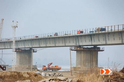 Новый мост через Зею готовят к асфальтированию