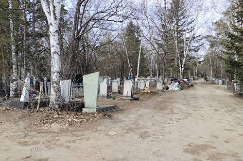 Сотрудники ГСТК готовят благовещенские кладбища к Родительскому дню