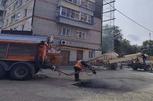 В благовещенских дворах проводят санитарную обрезку деревьев и ямочный ремонт