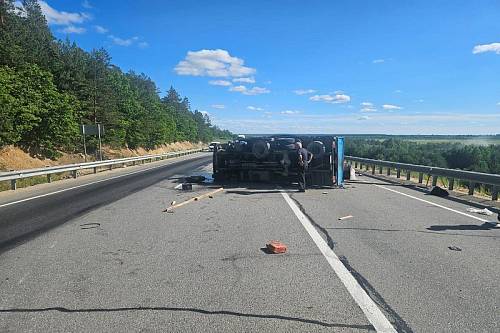 В ДТП с грузовиком на федеральной дороге в Приамурье пострадали два человека
