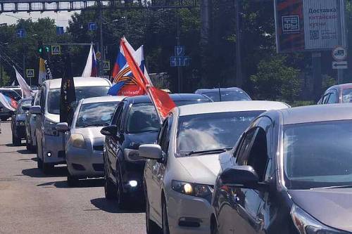 В Благовещенске прошел масштабный автопробег в поддержку бойцов СВО