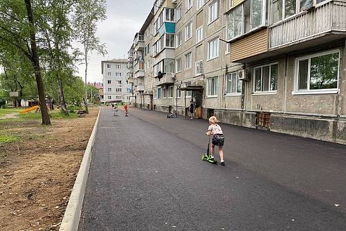 В Благовещенске в двух дворах завершили благоустройство