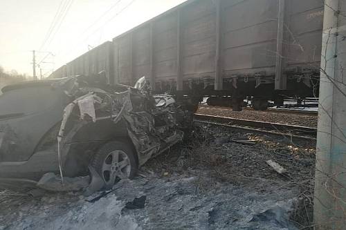 В Амурской области автомобиль столкнулся с поездом