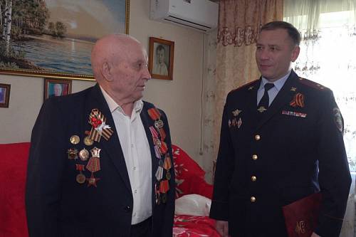 Глава амурского УМВД поздравил с праздником ветерана Ивана Усяева