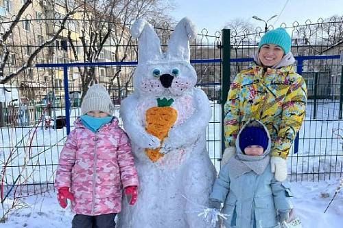 Снежные зайцы, коты и снеговики появились в Благовещенске