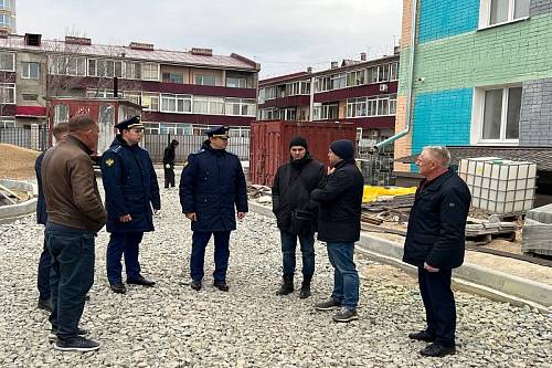 Реконструкцию поликлиники № 2 Благовещенска проверил зампрокурора Амурской области