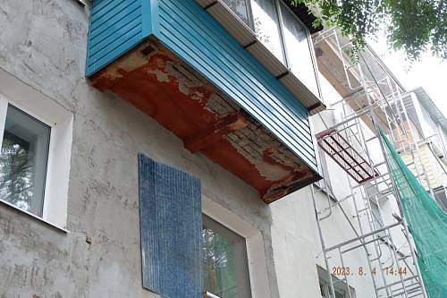Жители благовещенской многоэтажки отказались от замены плит балконов
