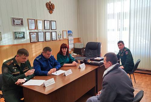 В Приамурье работники прокуратуры дали консультации на личном приеме в военном госпитале