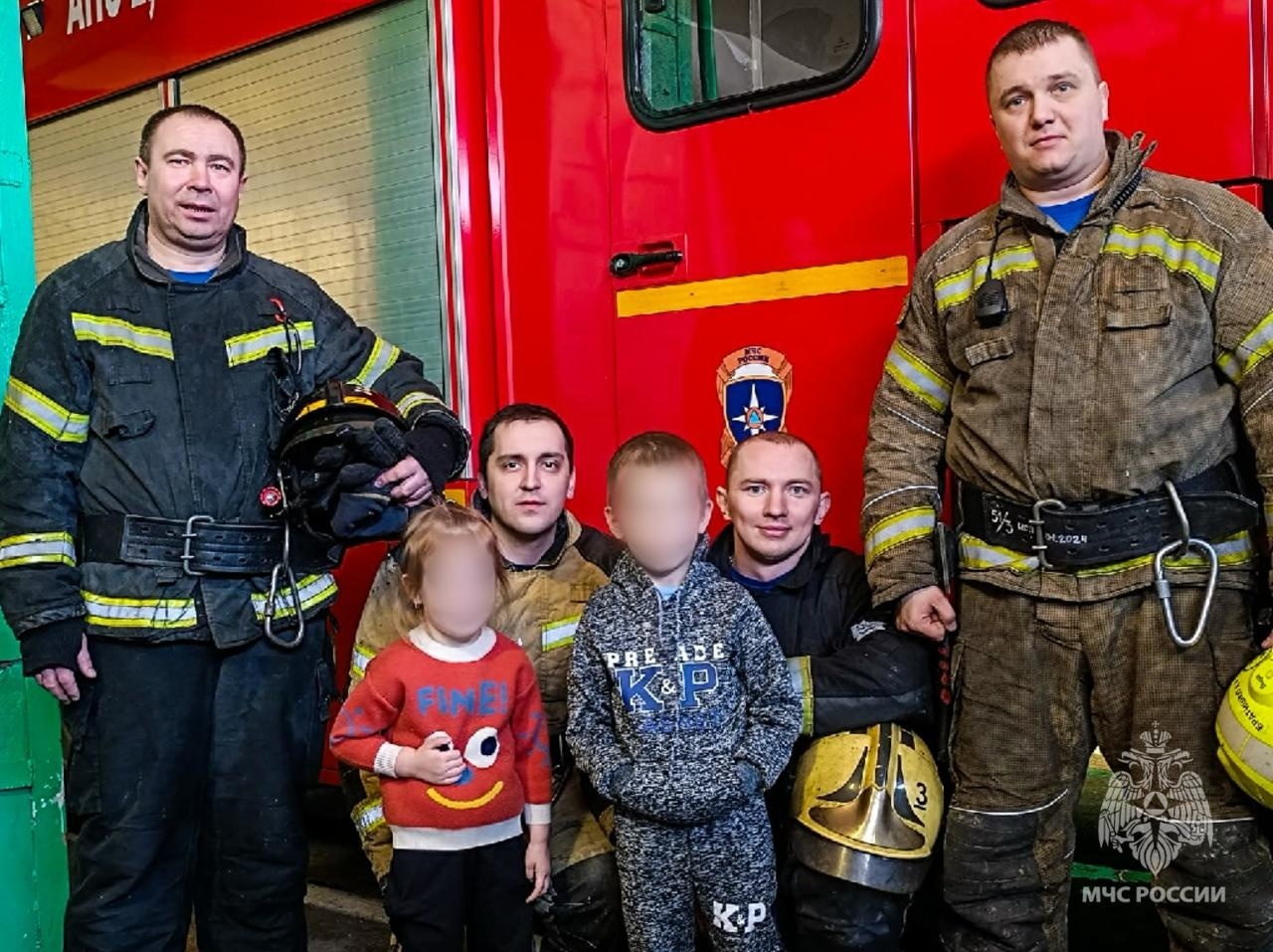 В Приамурье пожарные спасли маленьких детей, оставшихся дома без взрослых